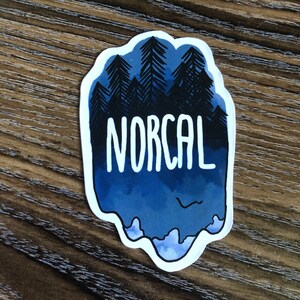 Norcal ステッカー - 青い山と木の風景、雪の山頂、カリフォルニアの自然デカール、アウトドアアドベンチャー旅行、自然愛好家へのギフト