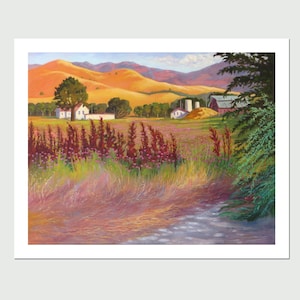 Puede incluir: Una pintura de un paisaje rural con una granja y edificios anexos en la distancia. El primer plano presenta un campo de flores silvestres en tonos de rosa y morado, con plantas altas de color marrón rojizo que crecen en el terreno intermedio. Las colinas en el fondo son de un amarillo dorado cálido.