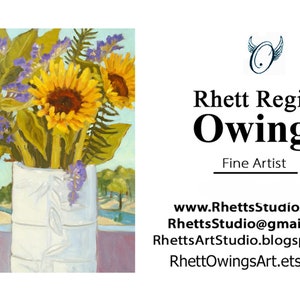 Op de afbeelding: Een olieverfschilderij van zonnebloemen en paarse bloemen in een witte vaas. Het schilderij heeft een lichtblauwe achtergrond met een uitzicht op bomen en een rivier. De naam van de kunstenaar, Rhett Regina Owings, wordt weergegeven.