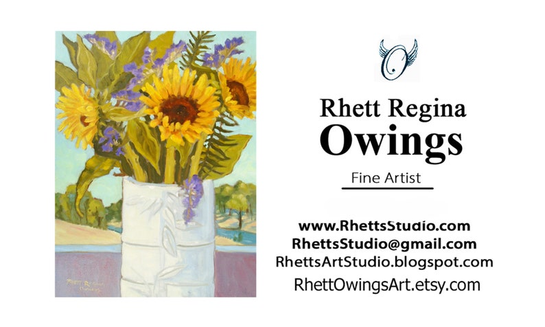 Op de afbeelding: Een olieverfschilderij van zonnebloemen en paarse bloemen in een witte vaas. Het schilderij heeft een lichtblauwe achtergrond met een uitzicht op bomen en een rivier. De naam van de kunstenaar, Rhett Regina Owings, wordt weergegeven.