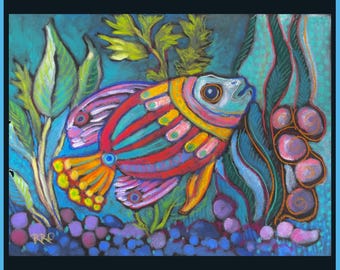 Op de afbeelding: Een kleurrijke visillustratie met opvallende rode, oranje, gele en paarse strepen. De vis is omringd door groene waterplanten en paarse cirkelvormige elementen tegen een getextureerde blauwgroene achtergrond met de handtekening RRO.