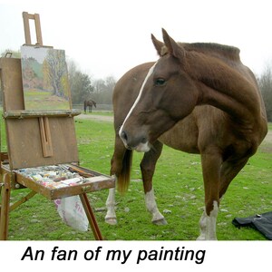 Op de afbeelding: Een bruin paard met een witte bles op het gezicht staat naast een houten ezel met een landschapsschilderij. De ezel heeft een lade gevuld met verftubes en penselen. De tekst "An fan of my painting" staat eronder.