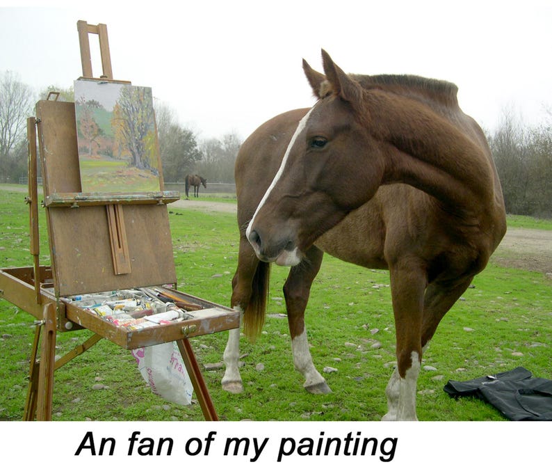 Op de afbeelding: Een bruin paard met een witte bles op het gezicht staat naast een houten ezel met een landschapsschilderij. De ezel heeft een lade gevuld met verftubes en penselen. De tekst "An fan of my painting" staat eronder.