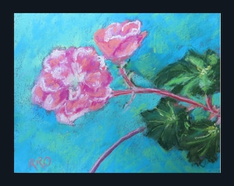 Op de afbeelding: Een pasteltekening op papier met twee levendige roze bloemen met gelaagde bloemblaadjes, verbonden door roodachtige stengels met donkergroene, getextureerde bladeren. De achtergrond is een helder, gevlekt hemelsblauw. De initialen RRO staan in rood.