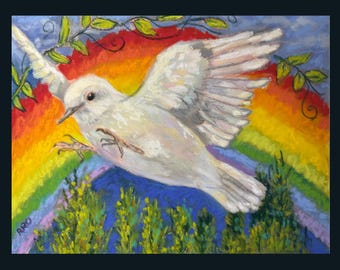 Op de afbeelding: Een pasteltekening van een witte duif in vlucht met wijd gespreide vleugels. De achtergrond toont een levendige regenboog boven groene bomen en gebladerte. De initialen RRO van de kunstenaar zijn zichtbaar in de linkerbenedenhoek.