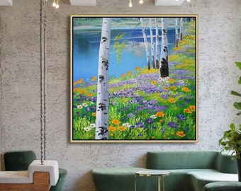 Könnte beinhalten: Ein Gemälde, das einen Birkenwald mit blauem Himmel und einem Feld mit lila, gelben und weißen Blumen zeigt. Das Gemälde ist in Gold gerahmt und hängt an einer Wand in einem modernen Wohnzimmer.