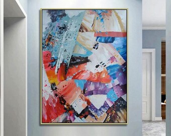 Puede incluir: Pintura abstracta con un diseño geométrico colorido. La pintura presenta una variedad de colores, incluyendo rojo, azul, amarillo, verde y morado. La pintura está enmarcada en un marco dorado.