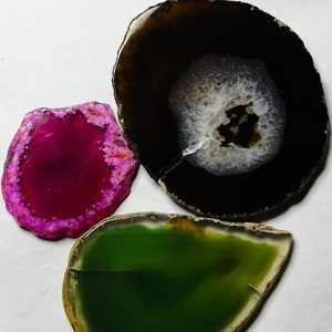 Peut inclure: Trois tranches d'agate, une rose, une verte et une noire avec des accents blancs.