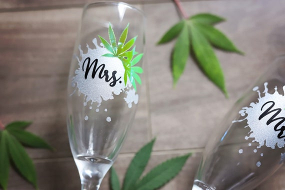 Mr Mrs 4 Decor Wedding Flutes Wedding Toast Bride Etsy Mr Mrs 4 Decor Wedding Flutes Wedding Toast Bride Etsy
