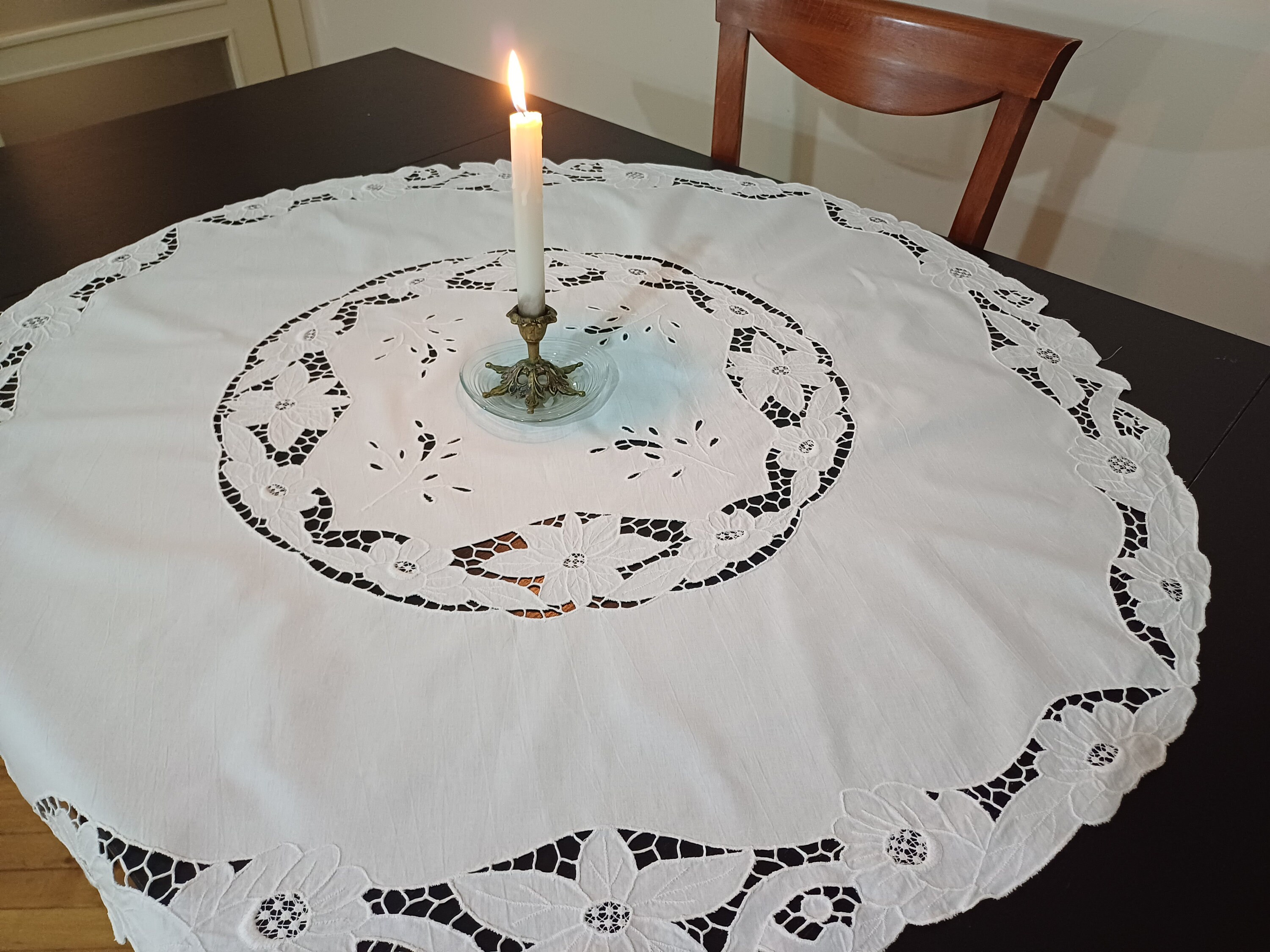 ハンドメイドホワイトワークレーステーブルクロス：39インチ刺繍
