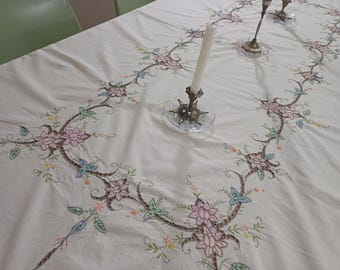Mantel grande de lino color marfil con bordado floral de Madeira y borde festoneado, estilo Richelieu