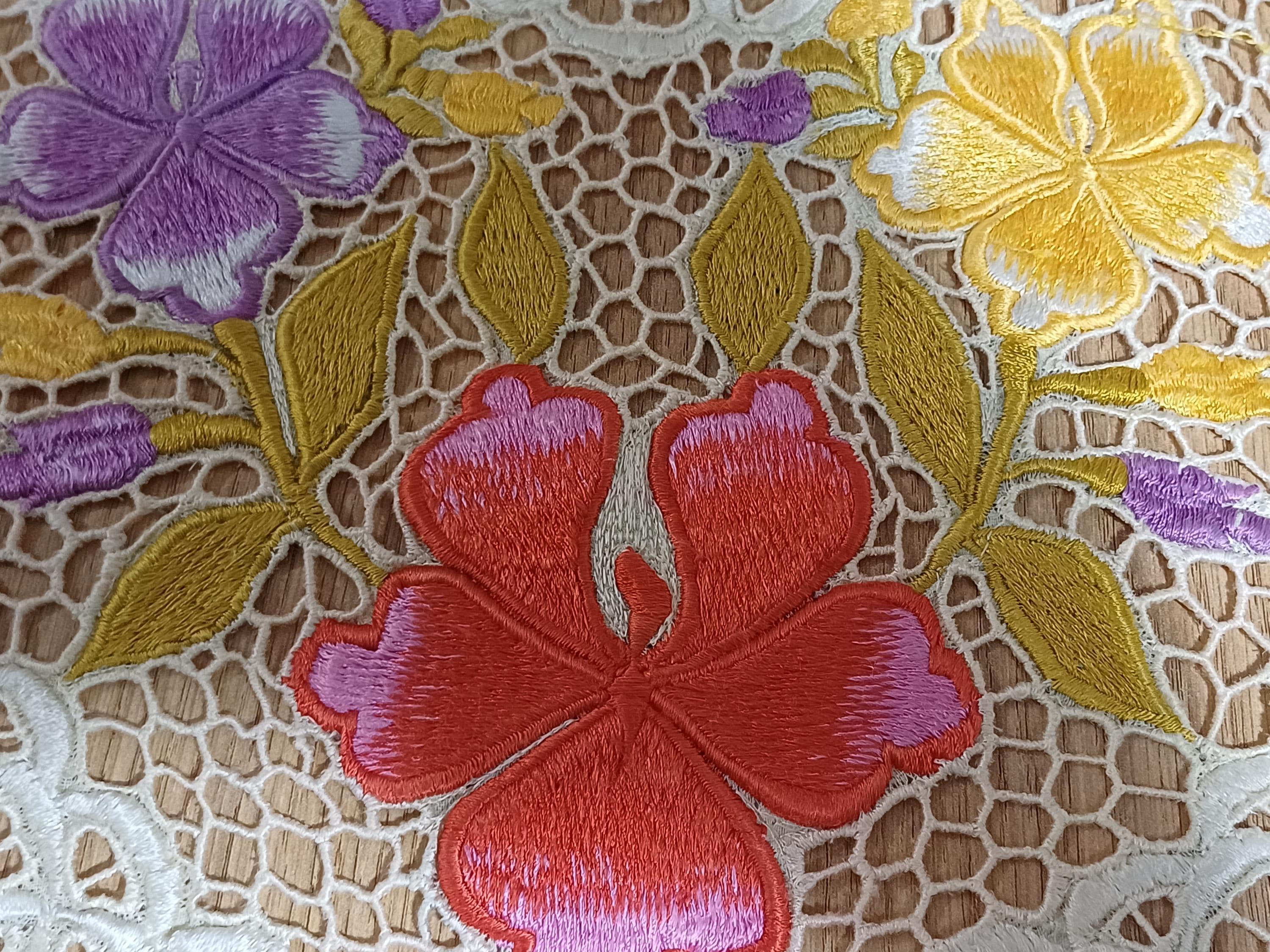 手作りカロチャ刺繍テーブルランナー＆ドイリー：ハンガリーの花柄