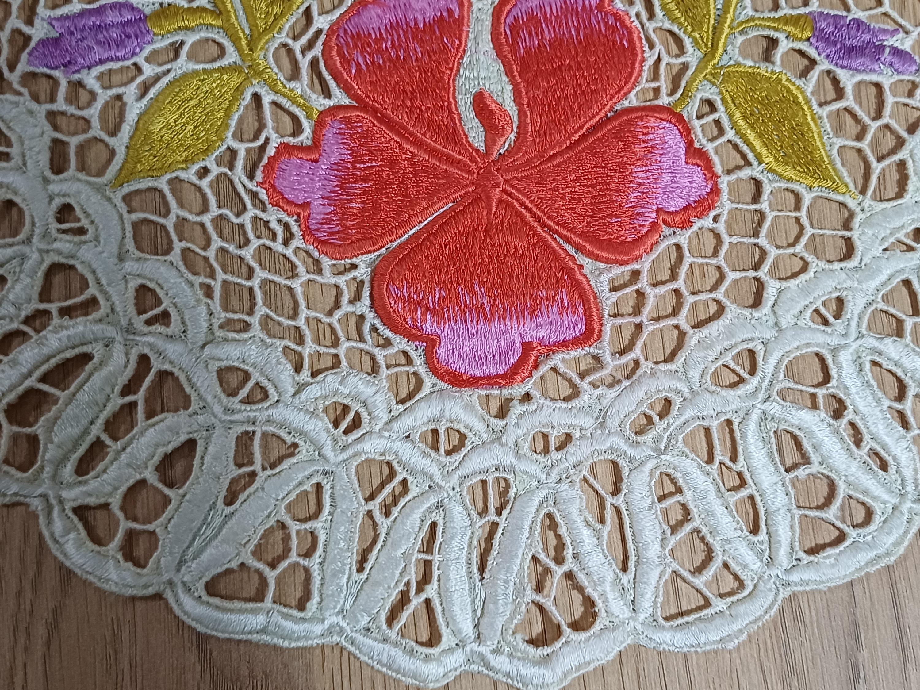 手作りカロチャ刺繍テーブルランナー＆ドイリー：ハンガリーの花柄