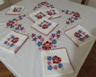 刺繍入りテーブルクロス：ヴィンテージスタイルの花柄リネンレース