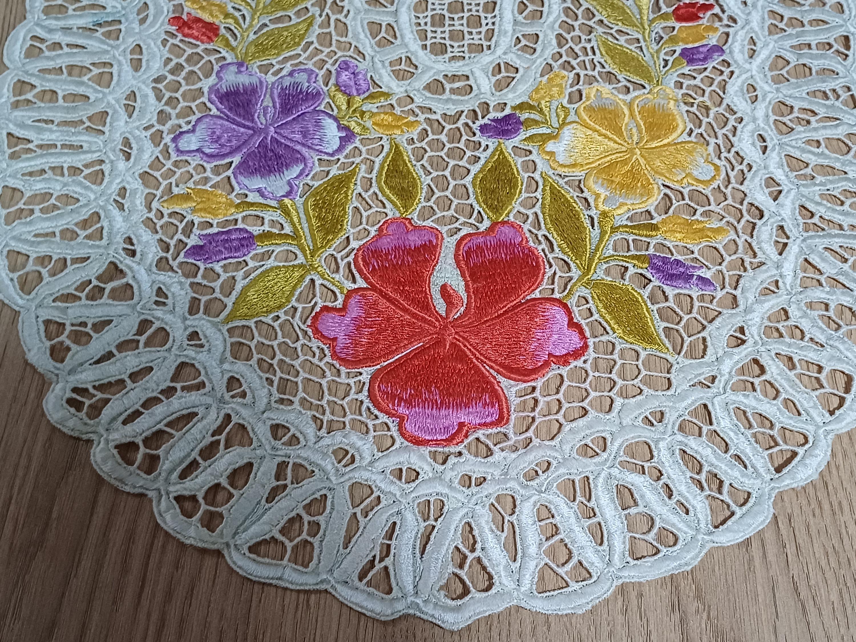 手作りカロチャ刺繍テーブルランナー＆ドイリー：ハンガリーの花柄