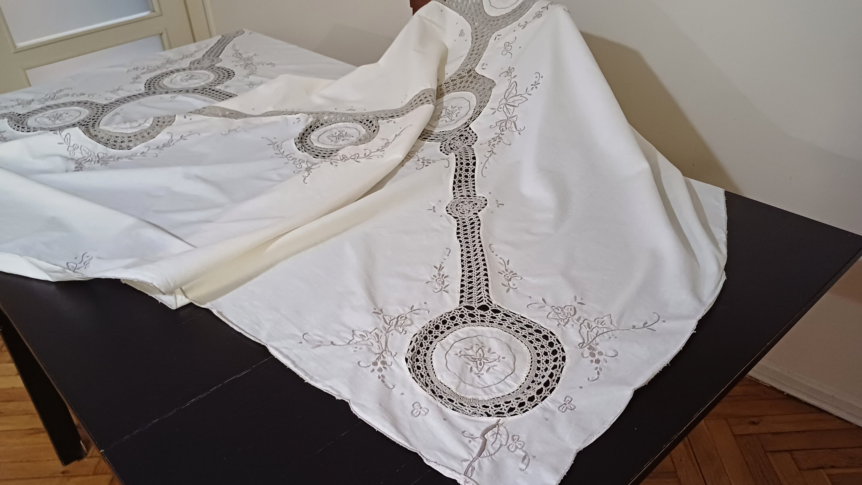 ヴィンテージ マデイラ刺繍テーブルクロス：グレーフローラルレース