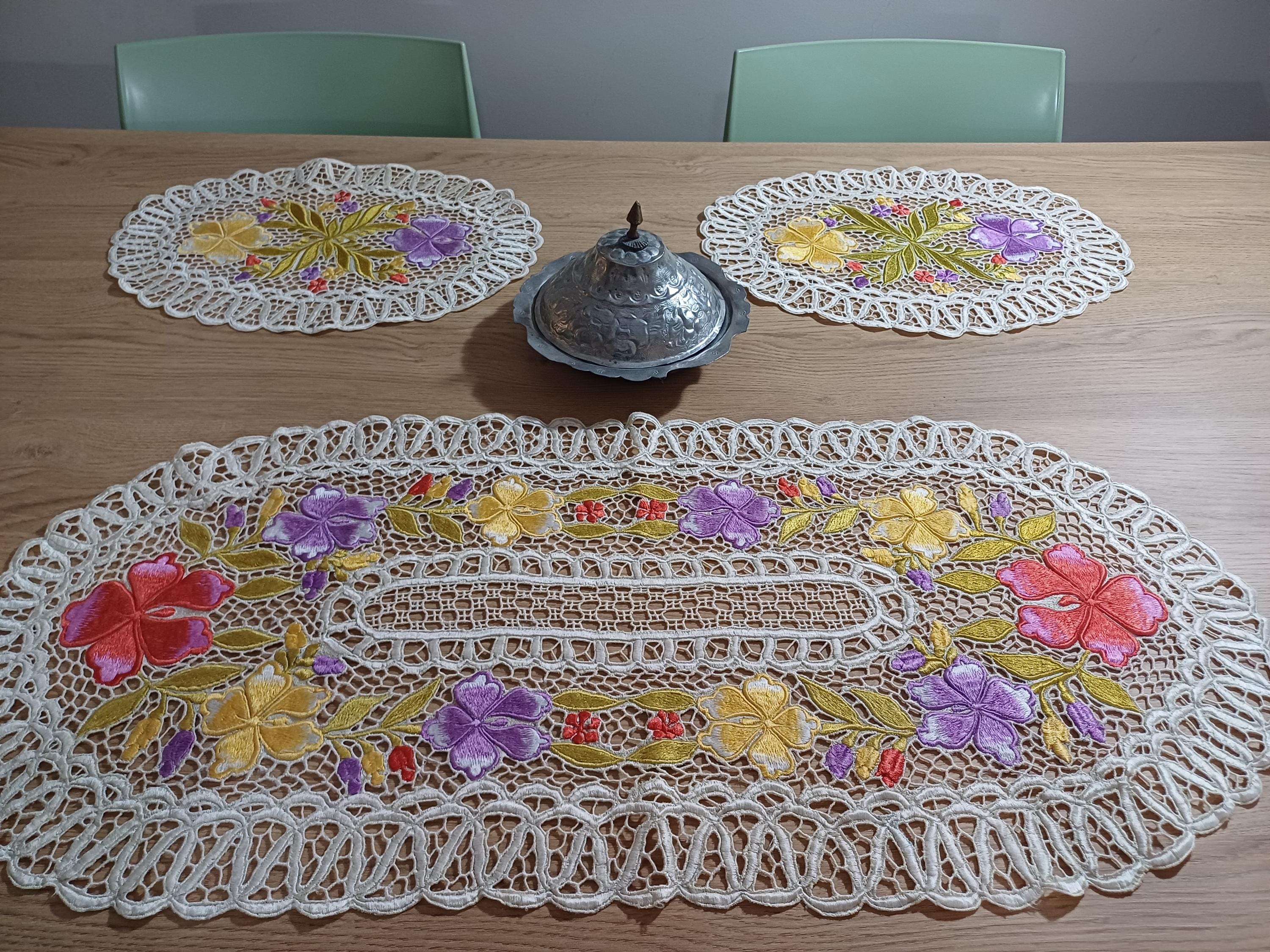 手作りカロチャ刺繍テーブルランナー＆ドイリー：ハンガリーの花柄