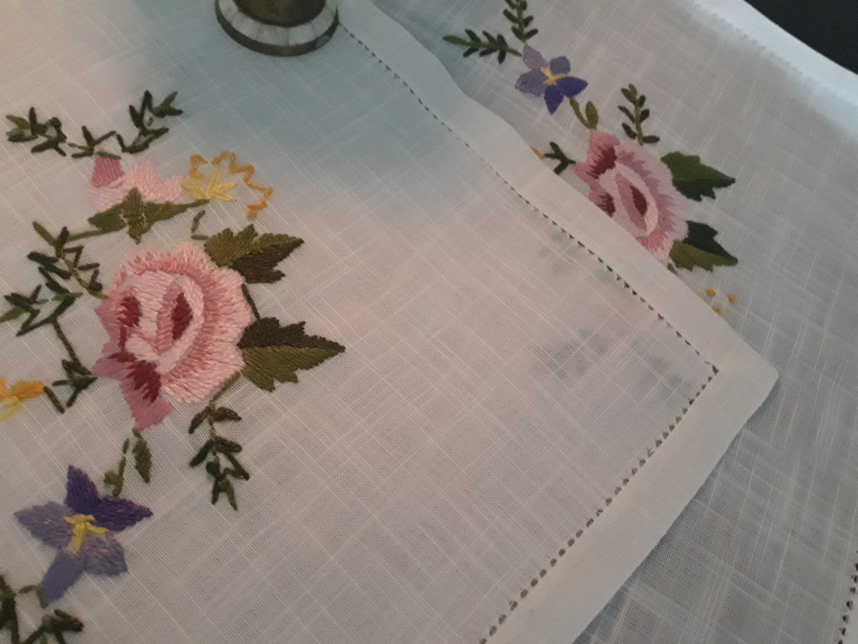手刺繍リネンテーブルクロス：ヴィンテージローズドイリー、33インチ