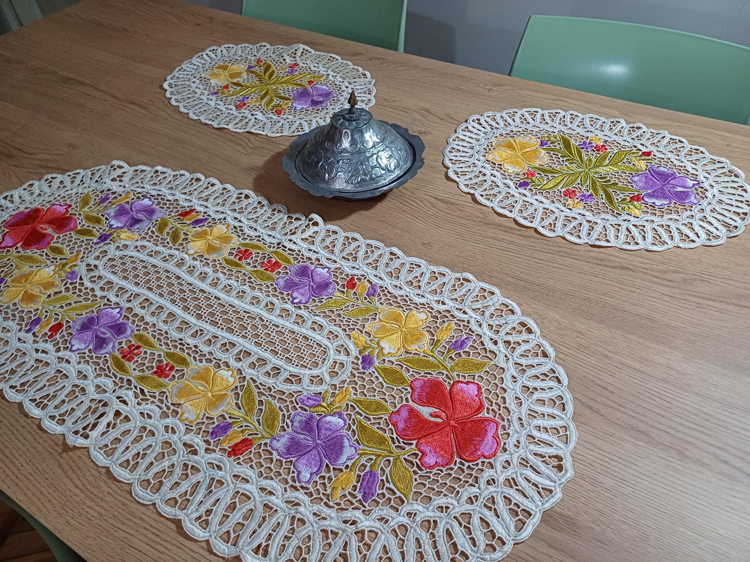 手作りカロチャ刺繍テーブルランナー＆ドイリー：ハンガリーの花柄