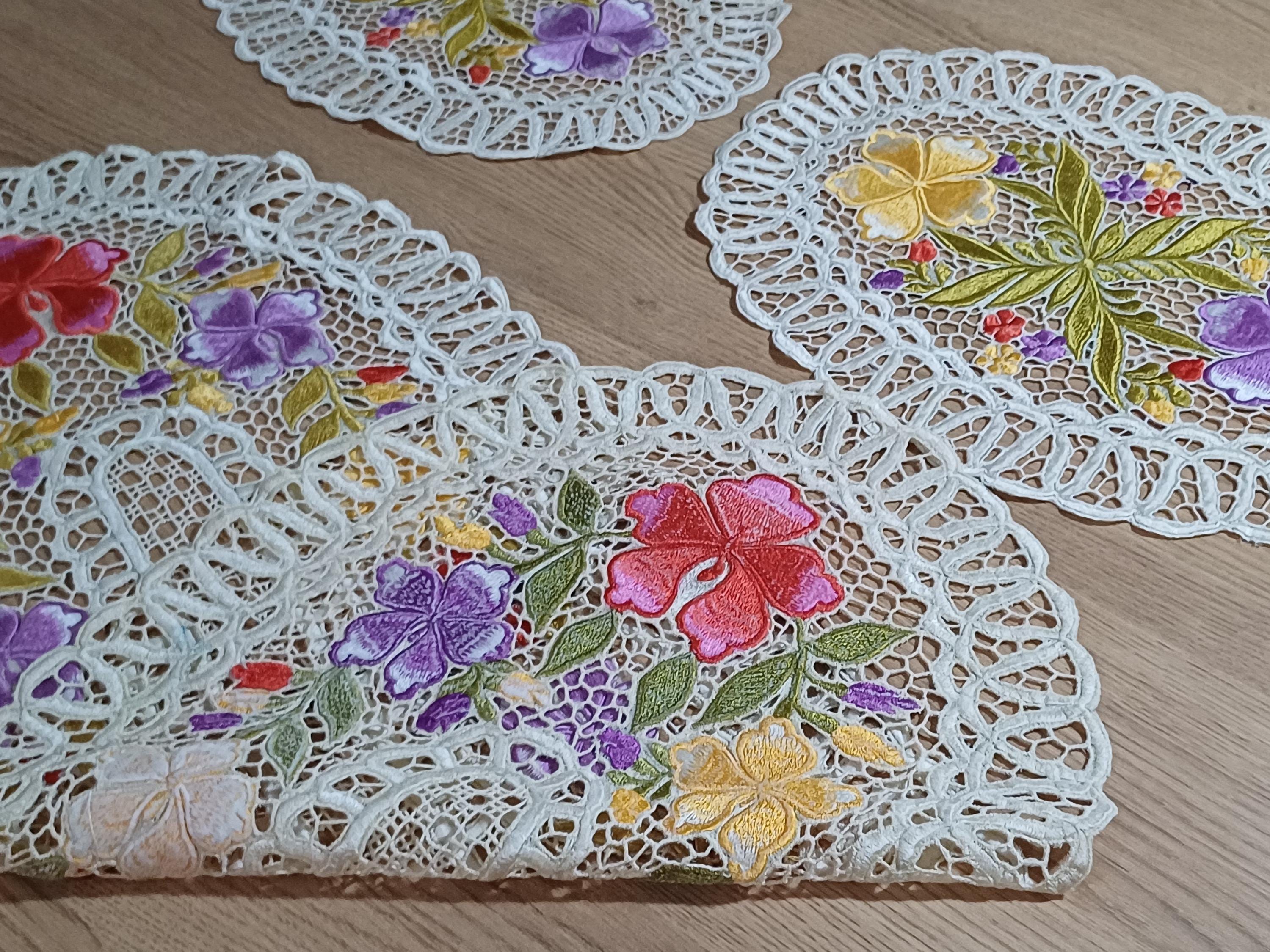 手作りカロチャ刺繍テーブルランナー＆ドイリー：ハンガリーの花柄