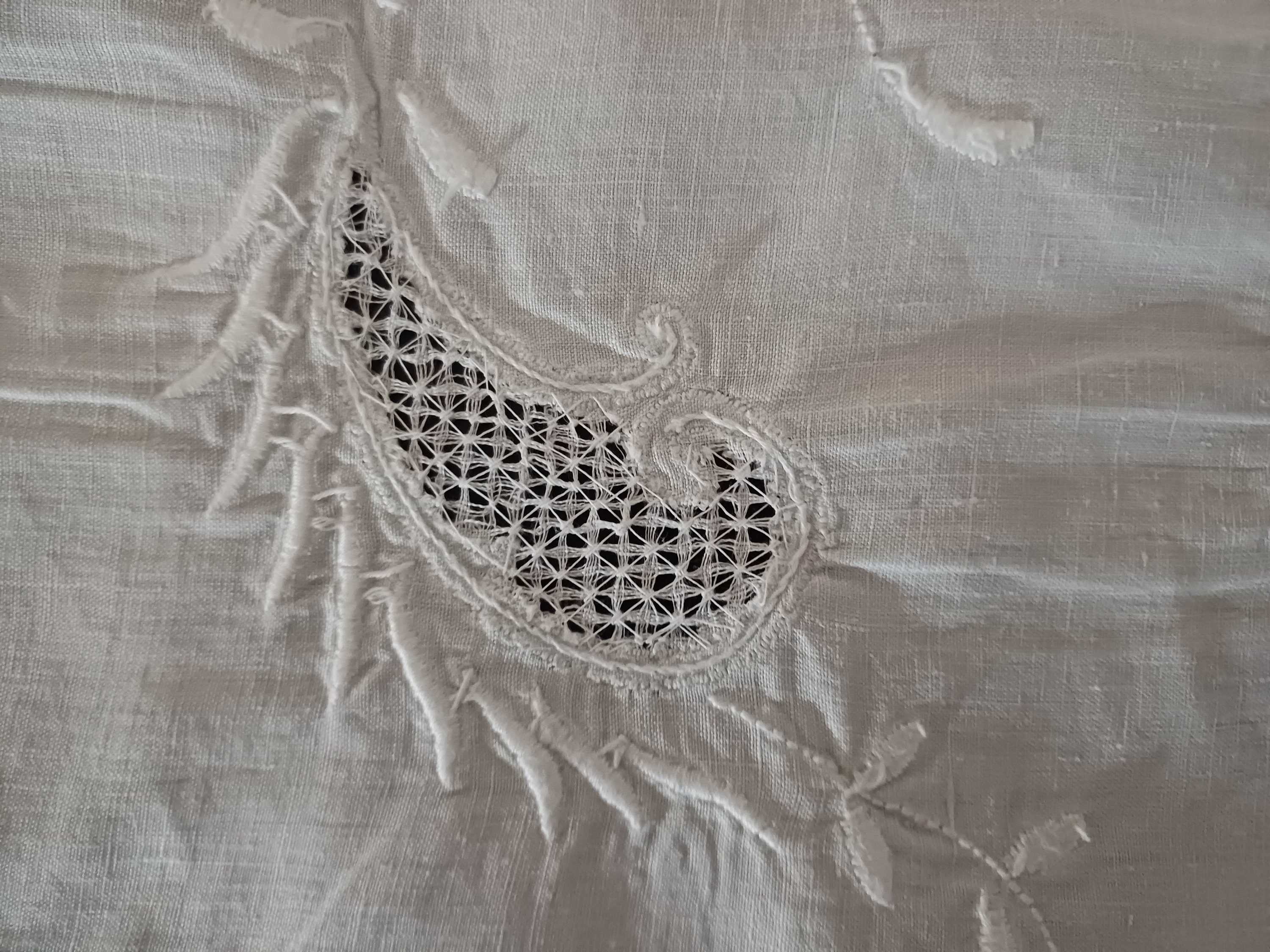 ヴィンテージの手刺繍カットワークカーテンバランス：花柄ホワイト