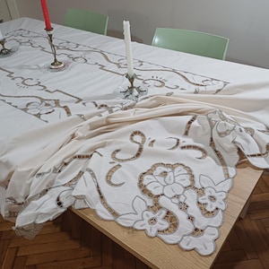 Tovaglia in lino color crema con ricamo Madeira e bordo smerlato, copritavolo decorativo regalo