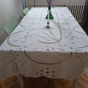 Toalha de mesa vintage Madeira em linho branco, com bordado inglês em estilo broderie.