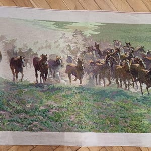 巨大な完成品の走る馬の群れのニードルポイントウォールアート、フレームなしの大きな疾走する馬の手刺繍タペストリー装飾、馬好きへのギフト