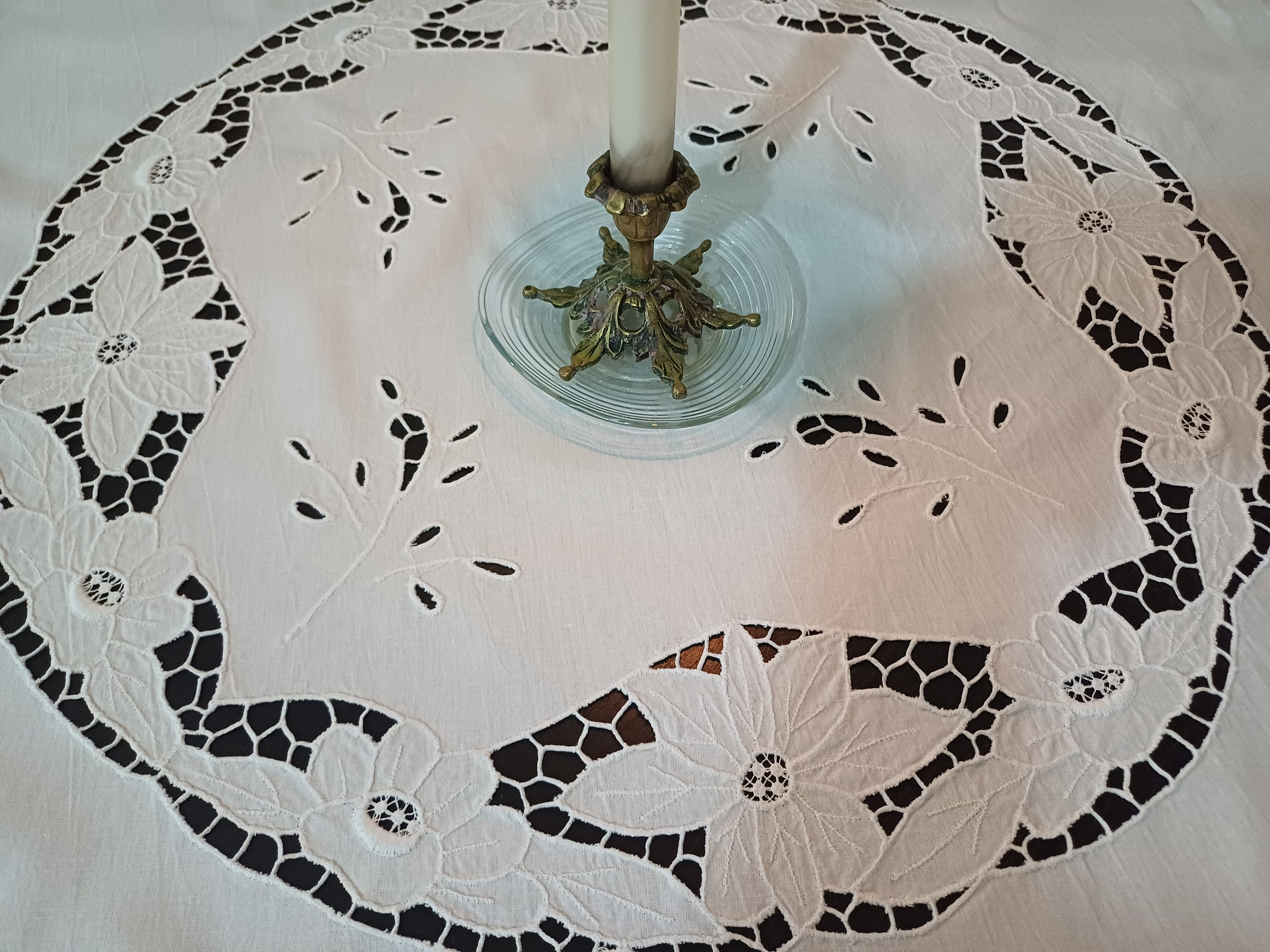 ハンドメイドホワイトワークレーステーブルクロス：39インチ刺繍