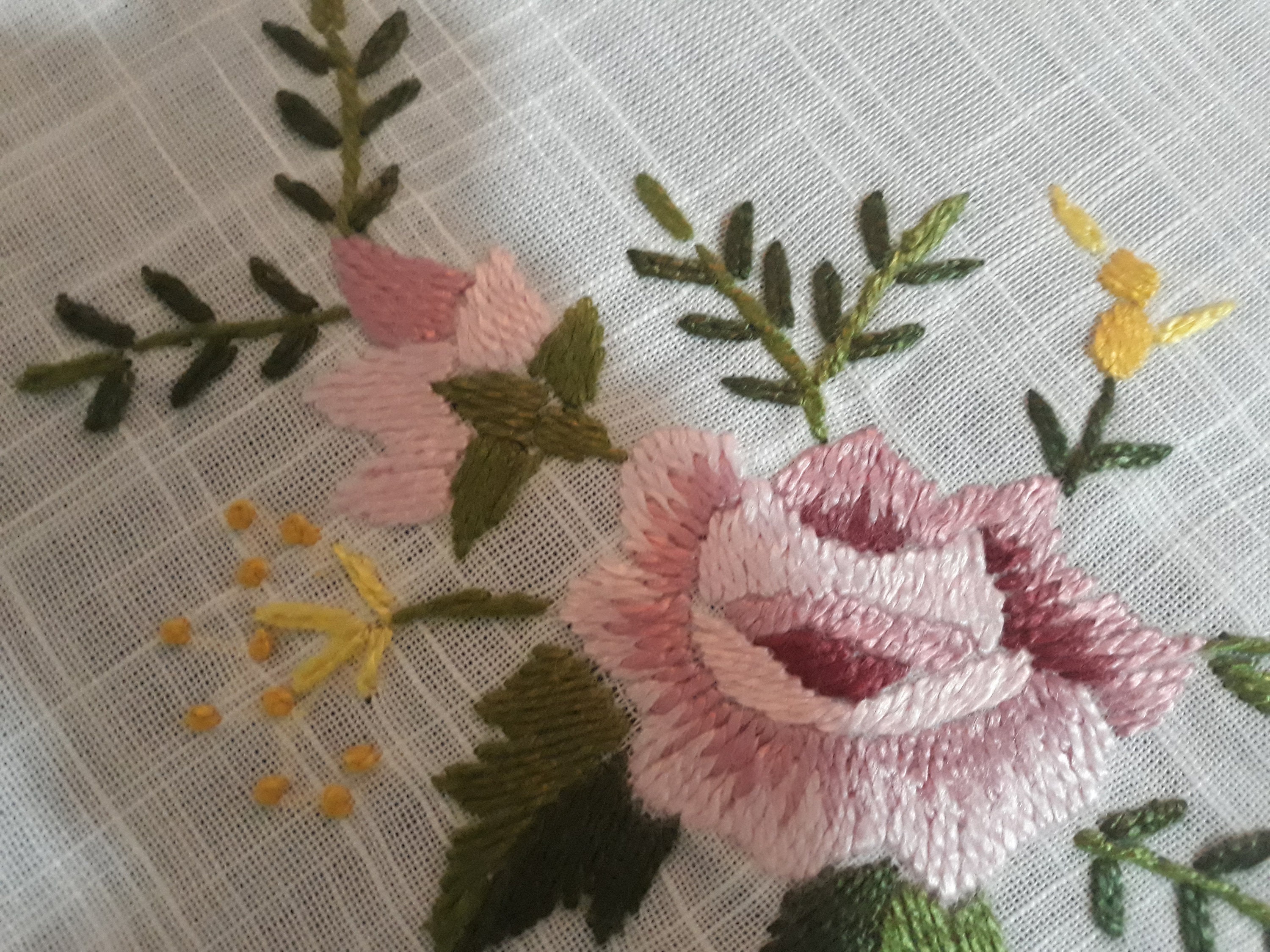 手刺繍リネンテーブルクロス：ヴィンテージローズドイリー、33インチ