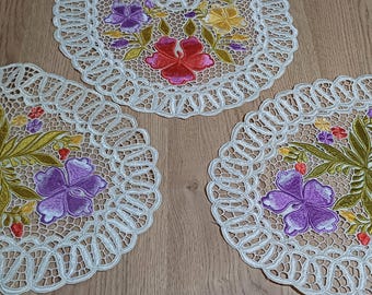 手作りカロチャ刺繍テーブルランナー＆ドイリー：ハンガリーの花柄