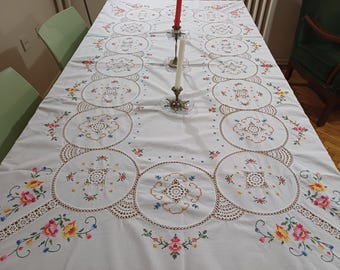 Handgemaakt wit katoenen tafelkleed met bloemenborduurwerk en gehaakt kant Details: