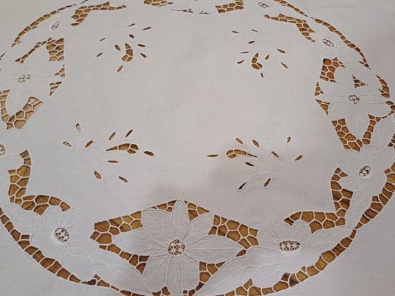 ハンドメイドホワイトワークレーステーブルクロス：39インチ刺繍