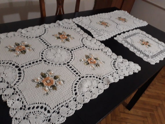 Vintage Embroidered Lace Doilies Hand Crochet Tablecloth Square Table Topper 16" 