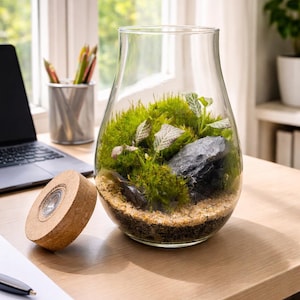 Terrario di muschio artigianale alto 20 cm con pietra giapponese e statuetta di cervo / Mini terrario in vetro a tema foresta / Regalo decorativo unico ispirato alla natura