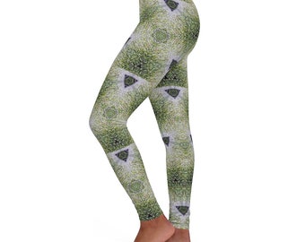 Puede incluir: Leggings con estampado verde y blanco con un diseño geométrico. Las leggings están hechas de una tela elástica y cómoda, perfectas para yoga, correr o el uso diario.