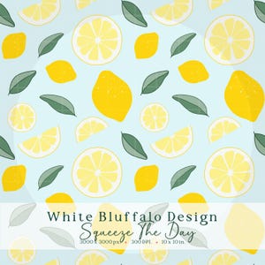 Peut inclure: Un fond bleu clair avec un motif de citrons jaunes, de tranches de citron et de feuilles vertes. Le texte "White Bluffalo Design" et "Squeeze The Day" est en bas. L'image mesure 25,4 x 25,4 cm.