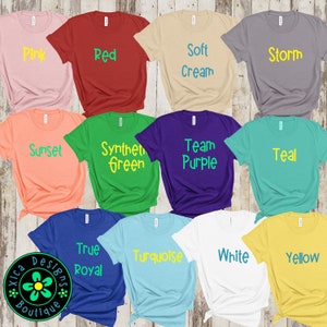 Peut inclure: Dix t-shirts de couleurs diff&eacute;rentes avec diff&eacute;rents textes imprim&eacute;s en jaune vif. Les textes incluent "Pink", "Red", "Soft Cream", "Storm", "Sunset", "Synthetic Green", "Team Purple", "Teal", "True Royal", "Turquoise", "White", et "Yellow".