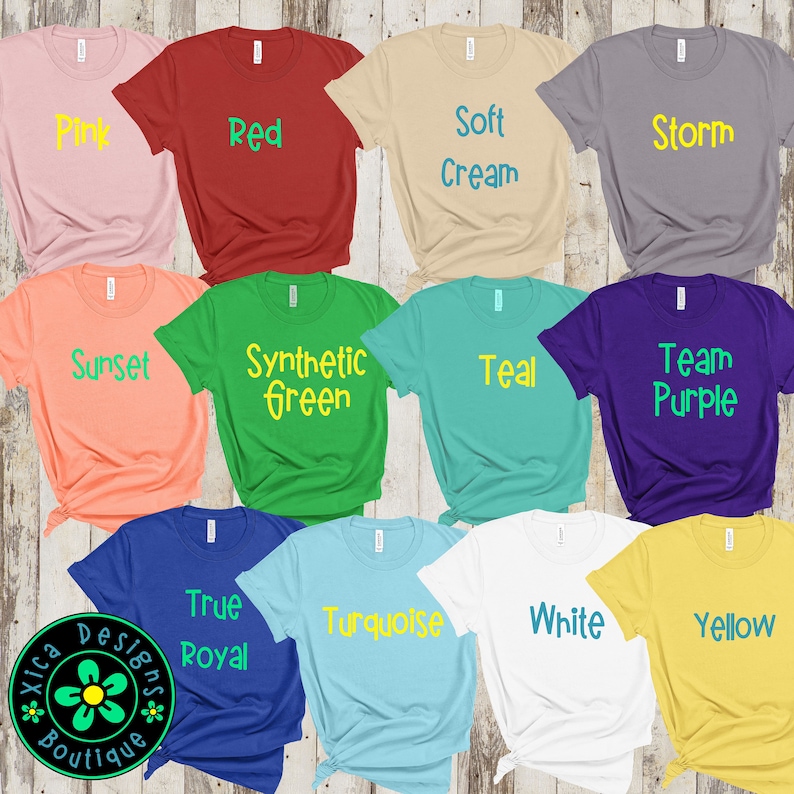 Puede incluir: Una colecci&oacute;n de diez camisetas en varios colores, incluyendo rosa, rojo, crema suave, gris tormenta, puesta de sol, verde sint&eacute;tico, verde azulado, equipo p&uacute;rpura, azul real, turquesa, blanco y amarillo. Cada camiseta tiene un nombre de color.
