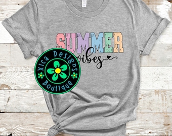 Camiseta con estampado "Summer Vibes": Camiseta con estampado de vacaciones en la playa.
