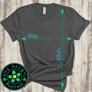 Peut inclure: Un t-shirt gris fonc&eacute; avec les mots "Xxica Designs Boutique" dans un cercle vert avec une fleur jaune. Le t-shirt est pos&eacute; &agrave; plat et mesur&eacute; en largeur et en longueur.