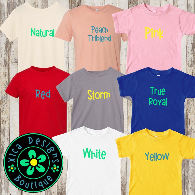 K&ouml;nnte beinhalten: Neun verschiedene farbige T-Shirts mit verschiedenen bedruckten Texten. Die Farben sind natur, pfirsich-triblend, rosa, rot, sturm, royalblau, wei&szlig; und gelb. Der Text auf den Shirts lautet "Natur", "Pfirsich-Triblend", "Rosa", "Rot", "Sturm", "Royalblau", "Wei&szlig;" und "Gelb".