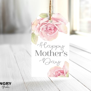 Puede incluir: Una etiqueta de regalo blanca con rosas de acuarela rosa y el texto "Feliz D&iacute;a de la Madre".
