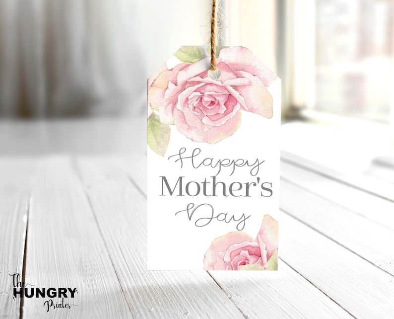 Puede incluir: Una etiqueta de regalo blanca con rosas de acuarela rosa y el texto "Feliz D&iacute;a de la Madre".