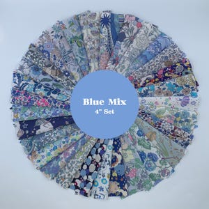 Pode incluir: Uma disposição circular de quadrados de tecido azuis, com diversos desenhos florais e estampados. O conjunto inclui uma variedade de estampas, com o texto "Blue Mix 4" Set" num círculo azul claro no centro. Cada quadrado mede cerca de 10 cm.