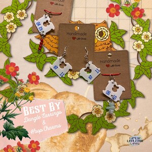 Può includere: Tre paia di orecchini pendenti fatti a mano con ciondoli diversi. I ciondoli sono in ceramica bianca e hanno numeri blu. Gli orecchini sono appesi a carte marroni con il testo "Handmade with love".