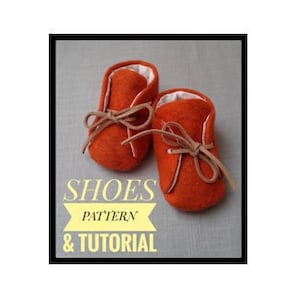 Könnte beinhalten: Ein Paar orangefarbene Filz-Babyschuhe mit braunen Schnürsenkeln. Die Schuhe befinden sich auf einem grauen Hintergrund mit dem Text "SHOES PATTERN & TUTORIAL" in Gelb.