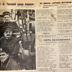 Könnte beinhalten: Ein Schwarzweiß-Zeitungsartikel mit einem Foto von Leo Trotzki, der mit einer Gruppe von Seeleuten steht. Der Artikel trägt den Titel "L.D. Trotzki unter Seeleuten aus dem Zyklus "Herz des Dorfes" von Sergei Gorodezki. Der Artikel enthält ein Gedicht mit dem Titel "Delegation" und ein weiteres Gedicht mit dem Titel "Nacht auf der Heuwiese" von A. Dorogoychenko.