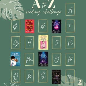 Può includere: Un grafico di sfida di lettura dalla A alla Z con copertine di libri per ogni lettera dell'alfabeto. Il grafico è su uno sfondo verde con disegni di foglie bianche.