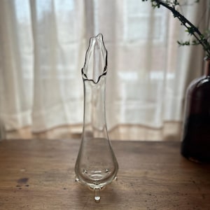 LE Smith Three Toe Smooth Swung Vase